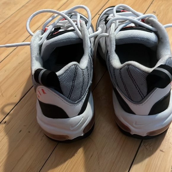 Air Max - Picture 3 of 4